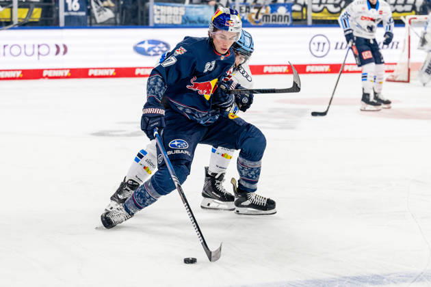 Fight for the puck duel between Veit Oswald EHC Red Bull Muenchen, 27 and Peter Abbandonato ERC Ingolstadt, 98 GER, EHC Red Bull Muenchen vs ERC Ingolstadt, Ice Hockey, DEL, 25 Matchday, Season 2025 2026, 05 12 2025 GER, EHC Red Bull Muenchen vs ERC Ingolstadt, Ice Hockey, DEL, 25 Matchday, Season 2025 2026, 05 12 2025 Muenchen Copyright: xEibner-Pressefoto HeikexFeinerx EP_HFR
