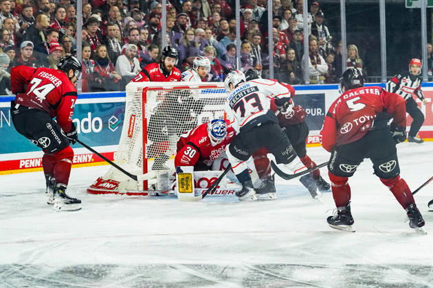 Ice Hockey Penny DEL 25 Spieltag Kölner Haie Nürnberg Ice Tigers am 05 12 2025 in der Lanxess Arena in Köln Roman Kechter Nürnberg , mitte versucht die Scheibe an Janne Juvonen Köln vorbei bringen Gemäß den Vorgaben der DEL Deutsche Eishockey Liga ist die Publikation und Weiterverwertung der Aufnahmen in elektronischen Medien und Endgeräten aller Art während des laufenden Spieles nicht zulässig xDMx