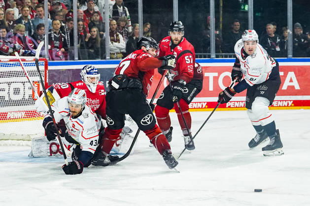Ice Hockey Penny DEL 25 Matchday Cologne Sharks Nuremberg Ice Tigers on 05 12 2025 at the Lanxess Arena in Cologne f l n r , Owen Headrick Nuremberg , Janne Juvonen Cologne , Veli Matti Vittasmäki Cologne , Brady Austin Cologne , Brett Murray Nuremberg According to the regulations of the DEL German Ice Hockey League, the publication and further utilization of the recordings in electronic media and end devices of all kinds during the ongoing game is not permitted xDMx