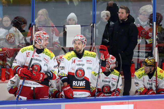 Sahnpark Crimmitschau 05 12 2025 Season 2025 26 Ice Hockey 2 Bundesliga Main Round Kunsteisstadion Home Game 21 Matchday Eispiraten Eispiraten EV Landshut Players on the sidelines Coach Jussi Tuores Coach EPC Crimmitschau Sachsen Germany