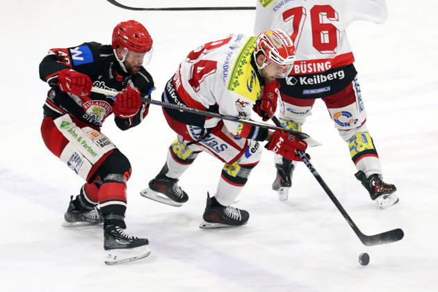 Sahnpark Crimmitschau 05 12 2025 Season 2025 26 Ice Hockey 2 Bundesliga Main Round Kunsteisstadion Home Game 21 Matchday Eispiraten Eispiraten EV Landshut Louis Brune EPC white Wade Bergman EVL black Crimmitschau Saxony Germany