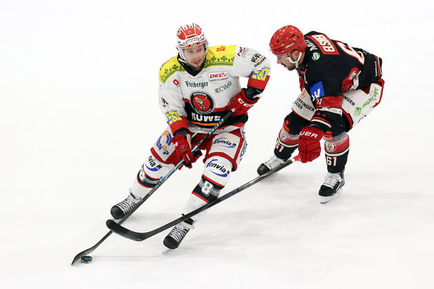 Sahnpark Crimmitschau 05 12 2025 Season 2025 26 Ice Hockey 2 Bundesliga Main Round Kunsteisstadion Home Game 21 Matchday Eispiraten Eispiraten EV Landshut Dominic Walsh EPC white David Elsner EVL black Crimmitschau Saxony Germany