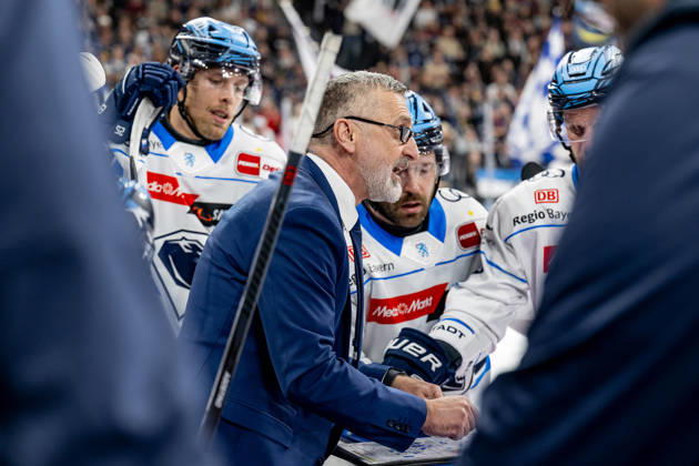 Mark French Head Coach, ERC Ingolstadt during a power break GER, EHC Red Bull Muenchen vs ERC Ingolstadt, Ice Hockey, DEL, Matchday 25, Season 2025 2026, 05 12 2025 GER, EHC Red Bull Muenchen vs ERC Ingolstadt, Ice Hockey, DEL, Matchday 25, Season 2025 2026, 05 12 2025 Muenchen Copyright: xEibner-Pressefoto HeikexFeinerx EP_HFR