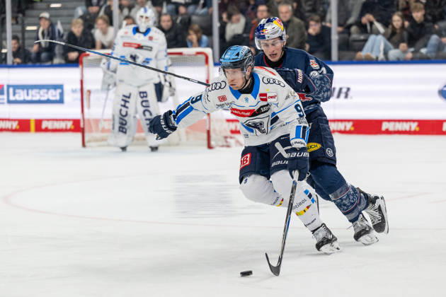 Battle for the puck duel between Myles Powell ERC Ingolstadt, 9 and Veit Oswald EHC Red Bull Muenchen, 27 GER, EHC Red Bull Muenchen vs ERC Ingolstadt, Ice Hockey, DEL, 25 Matchday, Season 2025 2026, 05 12 2025 GER, EHC Red Bull Muenchen vs ERC Ingolstadt, Ice Hockey, DEL, 25 Matchday, Season 2025 2026, 05 12 2025 Muenchen Copyright: xEibner-Pressefoto HeikexFeinerx EP_HFR