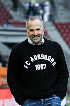 Manuel Baum FC Augsburg, Head Coach GER, FC Augsburg vs Bayer 04 Leverkusen, 1 Bundesliga Soccer, Matchday 13, Season 2025 2026, 06 12 2025 DFB DFL REGULATIONS PROHIBIT ANY USE OF PHOTOGRAPHS AS IMAGE SEQUENCES AND OR QUASI VIDEO GER, FC Augsburg vs Bayer 04 Leverkusen, 1 Bundesliga Soccer, Matchday 13, Season 2025 2026, 06 12 2025 Augsburg Copyright: xEibner-Pressefoto RogerxBuerkex EP_RBE