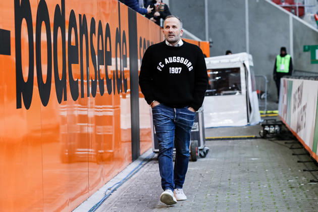 Manuel Baum FC Augsburg, Head Coach GER, FC Augsburg vs Bayer 04 Leverkusen, 1 Bundesliga Soccer, Matchday 13, Season 2025 2026, 06 12 2025 DFB DFL REGULATIONS PROHIBIT ANY USE OF PHOTOGRAPHS AS IMAGE SEQUENCES AND OR QUASI VIDEO GER, FC Augsburg vs Bayer 04 Leverkusen, 1 Bundesliga Soccer, Matchday 13, Season 2025 2026, 06 12 2025 Augsburg Copyright: xEibner-Pressefoto RogerxBuerkex EP_RBE
