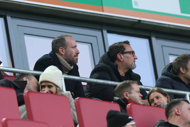 Managing Director Finance Michael Stroell FC Augsburg and President Markus Krapf FC Augsburg look at the banner of the Ultras, FC Augsburg vs Bayer 04 Leverkusen, Soccer, 1 Bundesliga, 13 Matchday, 06 12 2025 DFB regulations prohibit any use of photographs as image sequences and or quasi video Augsburg Bayern Germany Copyright: xkolbert-press ChristianxKolbertx