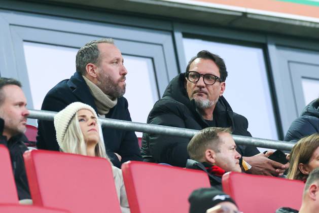 Managing Director Finance Michael Stroell FC Augsburg and President Markus Krapf FC Augsburg look at the banner of the Ultras, FC Augsburg vs Bayer 04 Leverkusen, Soccer, 1 Bundesliga, 13 Matchday, 06 12 2025 DFB regulations prohibit any use of photographs as image sequences and or quasi video Augsburg Bayern Germany Copyright: xkolbert-press ChristianxKolbertx