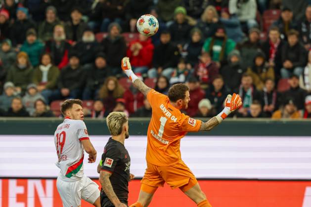 in duel, action, with Robin Fellhauer 19 FC Augsburg , Robert Andrich 8 Bayer 04 Leverkusen , Mark Flekken 1 Bayer 04 Leverkusen , FC Augsburg vs Bayer 04 Leverkusen, Football, 1 Bundesliga, 13 Matchday, 06 12 2025 DFB regulations prohibit any use of photographs as image sequences and or quasi video Augsburg Bayern Germany Copyright: xkolbert-press ChristianxKolbertx