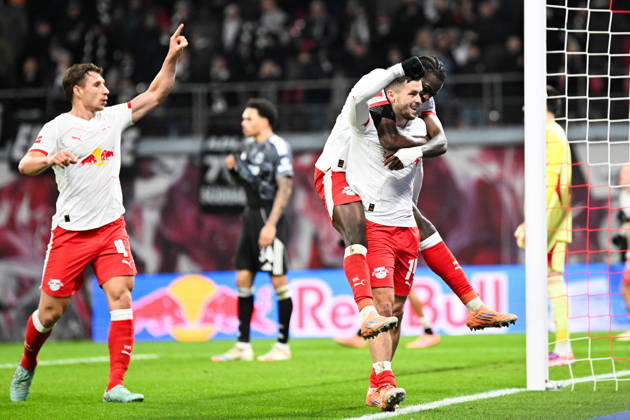 Soccer I Men I Season 2025 2026 I Bundesliga I Matchday 13 I RB Leipzig Eintracht Frankfurt I 06 12 2025 Goal celebration Willi Orban 4, RB Leipzig with finger time up, Christoph Baumgartner 14, RB Leipzig takes Junior Castello Lukeba 23, RB Leipzig piggyback Leipzig Red Bull Arena Saxony Germany Copyright: xLobeca InesxHähnelx