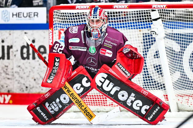 Andreas Andy Jenike (Iserlohn Roosters, 92) hält den Puck, GER, Iserlohn Roosters vs. Straubing Tigers, Eishockey, Penny-DEL, 26. Spieltag, Spielzeit 2025 2026, 07.12.2025, GER, Iserlohn Roosters vs. Straubing Tigers, Eishockey, Penny-DEL, 26. Spieltag, Spielzeit 2025 2026, 07.12.2025 Iserlohn Copyright: xJonasxBrockmann Eibner-Pressefotx EP_JBN