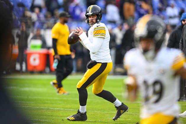 Pittsburgh Steelers quarterback Aaron Rodgers (8) participates in warmups before facing the Baltimore Ravens at M&T Bank Stadium in Baltimore, Maryland, on Sunday, December 7 2025.  BAL20251207105 DAVIDxTULIS