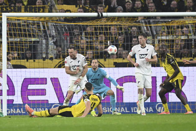 Nico Schlotterbeck Dortmund 4 scores the goal to 2 0 07 12 2025 Soccer Borussia Dortmund vs TSG Hoffenheim, Signal Iduna Park, Dortmund, DFB DFL REGULATIONS PROHIBIT ANY USE OF PHOTOGRAPHS AS IMAGE SEQUENCES AND OR QUASI VIDEO Copyright: xpepphotox xHorstxMauelshagenx pep00321, pep_20251207_hm_230255