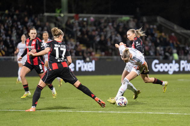 07 12 2025, xhfmx, Soccer Google Pixel Women Bundesliga, Eintracht Frankfurt FC Bayern Pia Sophie Wolter Eintracht Frankfurt, 17 and Franziska Kett FC Bayern Munich, 20 in duel DFL DFB REGULATIONS PROHIBIT ANY USE OF PHOTOGRAPHS as IMAGE SEQUENCES and or QUASI VIDEO Frankfurt am Main