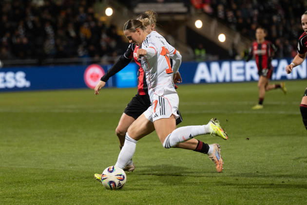 07 12 2025, xhfmx, Soccer Google Pixel Women Bundesliga, Eintracht Frankfurt FC Bayern Klara Bühl FC Bayern Munich, 17 in duel DFL DFB REGULATIONS PROHIBIT ANY USE OF PHOTOGRAPHS as IMAGE SEQUENCES and or QUASI VIDEO Frankfurt am Main