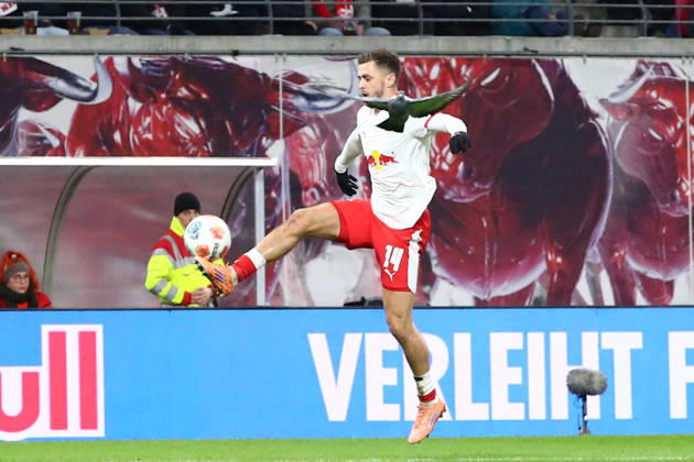 RB Leipzig - Frankfurt Bundesliga Leipzig, 06.12.2025, Red Bull Arena, Fußball, Männer, Saison 2025 2026, 1. Bundesliga, 13. Spieltag, RB Leipzig - Eintracht Frankfurt 6:0 (2:0) , Im Bild: Christoph Baumgartner (14, RB Leipzig) und eine Taube ,