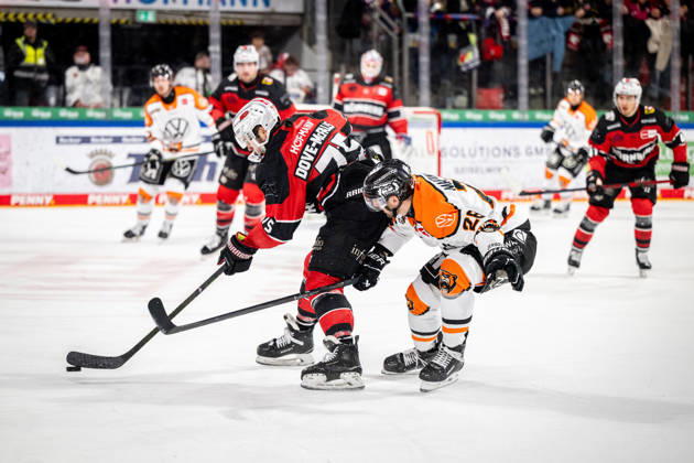 Samuel Dove McFalls 75, Nuernberg Ice Tigers, NIT Jimmy Martinovic 28, Grizzlys Wolfsburg , Nuernberg Ice Tigers vs Grizzlys Wolfsburg, Ice Hockey, Penny DEL, Matchday 26, 07 12 2025, Nuernberg Ice Tigers vs Grizzlys Wolfsburg, Ice Hockey, Penny DEL, Matchday 26, 07 12 2025 Copyright: xEibner-Pressefoto ThomasxHahnx EP_NIT