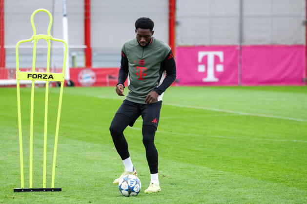 Alphonso Davies FC Bayern Muenchen, 19 with ball, GER, Final training, FC Bayern Muenchen, Football, UEFA Champions League, League phase, Matchday 6, 2025 2026 season, 08 12 2025, GER, Final training, FC Bayern Muenchen, Football, UEFA Champions League, League phase, Matchday 6, 2025 2026 season, 08 12 2025 Muenchen Copyright: xEibner-Pressefoto JennixMaulx EP_JML