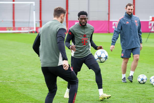 Alphonso Davies FC Bayern Muenchen, 19 with ball with Josip Stanisic FC Bayern Muenchen, 44 , GER, Final training, FC Bayern Muenchen, Football, UEFA Champions League, League phase, Matchday 6, 2025 2026 season, 08 12 2025, GER, Final training, FC Bayern Muenchen, Football, UEFA Champions League, League phase, Matchday 6, 2025 2026 season, 08 12 2025 Muenchen Copyright: xEibner-Pressefoto JennixMaulx EP_JML