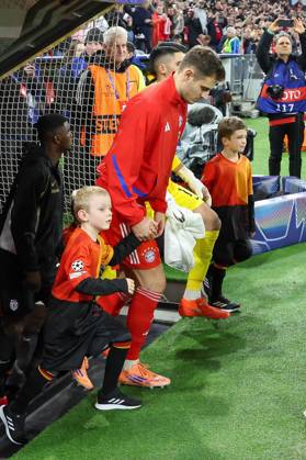 Josip Stanisic 44 FC Bayern Muenchen with a run-in child by the hand, FC Bayern Muenchen vs Sporting Lisbon, Football, Champions League, Matchday 6, 09 12 2025 Muenchen Bayern Germany Copyright: xkolbert-press ChristianxKolbertx