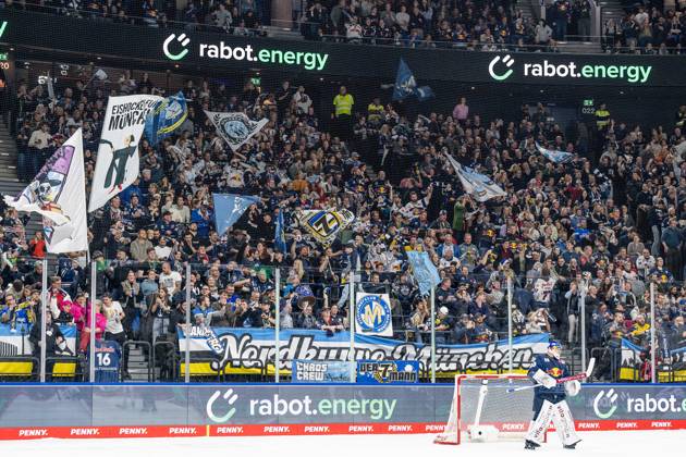 The Munich fans in the North Curve behind Antoine Bibeau Goalkeeper, EHC Red Bull Muenchen, 30 cheer the goal to equalize 1 1 GER, EHC Red Bull Muenchen vs Koelner Haie, Ice Hockey, DEL, Matchday 27, Season 2025 2026, 10 12 2025 GER, EHC Red Bull Muenchen vs Koelner Haie, Ice Hockey, DEL, Matchday 27, Season 2025 2026, 10 12 2025 Muenchen Copyright: xEibner-Pressefoto HeikexFeinerx EP_HFR
