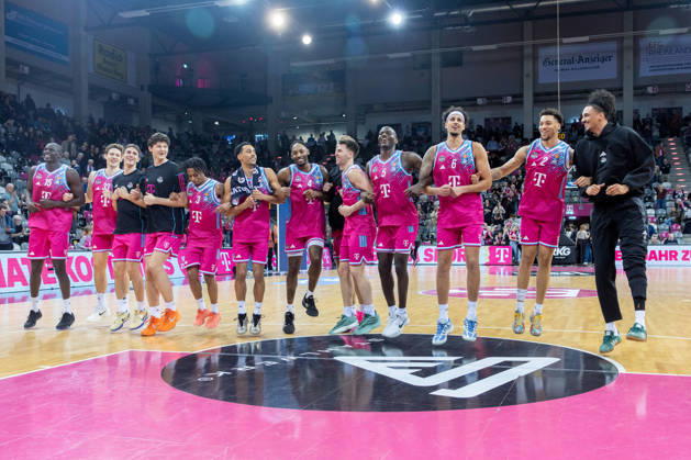 The Telekom Baskets Bonn team celebrates the victory against the Frankfurt Skyliners with the fans Telekom Baskets Bonn vs Frankfurt Skyliners, Basketball, easy Credit BBL, 11 Matchday, 2025 2026, 10 12 2025 Telekom Baskets Bonn vs Frankfurt Skyliners, Basketball, easy Credit BBL, 11 Matchday, 2025 2026, 10 12 2025 Bonn Copyright: xEibner-Pressefoto GerhardxWingenx EP_GWR