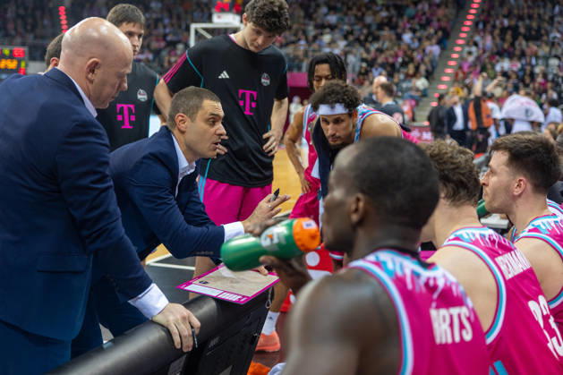 Marko Stankovic Telekom Baskets Bonn, Head Coach takes a time-out Telekom Baskets Bonn vs Frankfurt Skyliners, Basketball, easy Credit BBL, Matchday 11, 2025 2026, 10 12 2025 Telekom Baskets Bonn vs Frankfurt Skyliners, Basketball, easy Credit BBL, Matchday 11, 2025 2026, 10 12 2025 Bonn Copyright: xEibner-Pressefoto GerhardxWingenderx EP_GWR