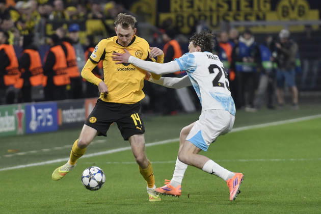 from left in duel Maximilian Beier Dortmund 14 Isak Määttä Maeaettae Bodø Glimt 25 10 12 2025 Soccer, Champions League, Borussia Dortmund vs FK Bodö Glimt, Signal Iduna Park, Dortmund, Copyright: xpepphotox xSaschaxWeizx pep00321, pep_20251210_hm_233049
