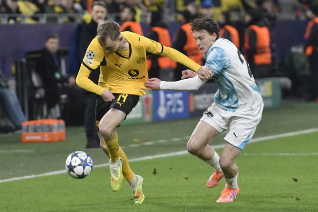 from left in duel Maximilian Beier Dortmund 14 Isak Määttä Maeaettae Bodø Glimt 25 10 12 2025 Soccer, Champions League, Borussia Dortmund vs FK Bodö Glimt, Signal Iduna Park, Dortmund, Copyright: xpepphotox xSaschaxWeizx pep00321, pep_20251210_hm_233050