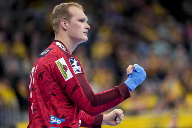 David Späth goalkeeper, RNL, 29 , Rhein Neckar Löwen player, single picture, single photo, action, cheer, cheers, cheers, celebration, joy, rejoice, rejoicing, confident, optimistic, positive, game scene, 11 12 2025, Mannheim Germany , Handball, Bundesliga, Rhein Neckar Löwen VfL Gummersbach xozx
