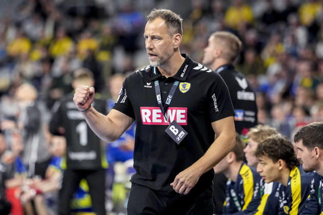 Maik Machulla coach, head coach, RNL , gives instructions, gestures, gesticulates with arms, single picture, single photo, action, action, 11 12 2025, Mannheim Germany , Handball, Bundesliga, Rhein Neckar Löwen VfL Gummersbach xozx