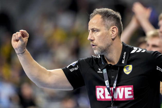 Maik Machulla coach, head coach, RNL , gives instructions, gestures, gesticulates with arms, single picture, single photo, action, action, 11 12 2025, Mannheim Germany , Handball, Bundesliga, Rhein Neckar Löwen VfL Gummersbach xozx