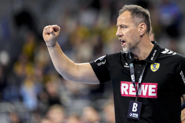 Maik Machulla coach, head coach, RNL , gives instructions, gestures, gesticulates with arms, single picture, single photo, action, action, 11 12 2025, Mannheim Germany , Handball, Bundesliga, Rhein Neckar Löwen VfL Gummersbach xozx