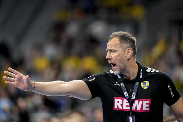 Maik Machulla coach, head coach, RNL , gives instructions, gestures, gesticulates with arms, single picture, single photo, action, action, 11 12 2025, Mannheim Germany , Handball, Bundesliga, Rhein Neckar Löwen VfL Gummersbach xozx