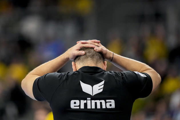 Maik Machulla coach, head coach, RNL beats his hands over his head in frustration, single picture, single photo, action, action, looking disappointed, disappointment, frustration, disappointed, pessimistic, 11 12 2025, Mannheim Germany , Handball, Bundesliga, Rhein Neckar Löwen VfL Gummersbach xozx