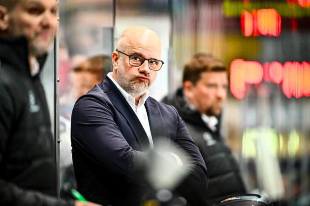 Stefan Nyman Head Coach, Headcoach, Iserlohn Roosters , GER, Iserlohn Roosters vs Dresdner Eislöwen, Ice Hockey, Penny DEL, Matchday 27, Season 2025 2026, 12 12 2025, GER, Iserlohn Roosters vs Dresdner Eislöwen, Ice Hockey, Penny DEL, Matchday 27, Season 2025 2026, 12 12 2025 Iserlohn Copyright: xJonasxBrockmann Eibner-Pressefotx EP_JBN