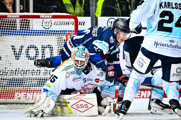 Maximilian Eisenmenger Iserlohn Roosters, 41 Jussi Olkinuora Dresdner Eislöwen, 45 , GER, Iserlohn Roosters vs Dresdner Eislöwen, Ice Hockey, Penny DEL, Matchday 27, Season 2025 2026, 12 12 2025, GER, Iserlohn Roosters vs Dresdner Eislöwen, Ice Hockey, Penny DEL, Matchday 27, Season 2025 2026, 12 12 2025 Iserlohn Copyright: xJonasxBrockmann Eibner-Pressefotx EP_JBN
