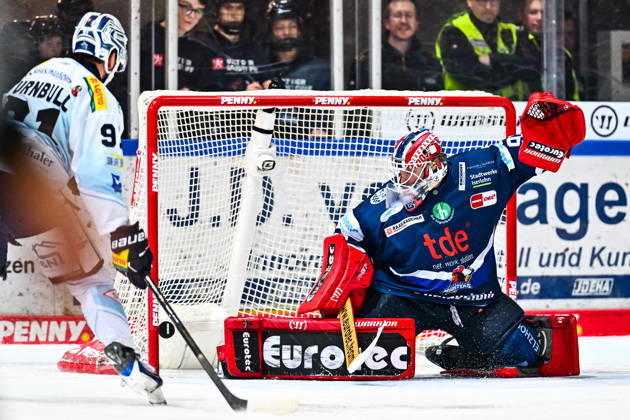 Andreas Andy Jenike Iserlohn Roosters, 92 holds the puck, GER, Iserlohn Roosters vs Dresdner Eislöwen, Ice Hockey, Penny DEL, Matchday 27, Season 2025 2026, 12 12 2025, GER, Iserlohn Roosters vs Dresdner Eislöwen, Ice Hockey, Penny DEL, Matchday 27, Season 2025 2026, 12 12 2025 Iserlohn Copyright: xJonasxBrockmann Eibner-Pressefotx EP_JBN
