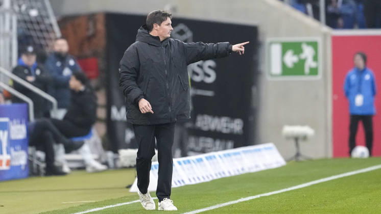 Merlin Polzin coach, head coach, HSV , gives instructions, gestures, gesticulates with arms, cropped, full body, single image, single photo, action, action, 13 12 2025, Sinsheim Germany , football, Bundesliga, TSG 1899 Hoffenheim Hamburger SV, DFB DFL REGULATIONS PROHIBIT ANY USE OF PHOTOGRAPHS AS IMAGE SEQUENCES AND OR QUASI VIDEO xozx
