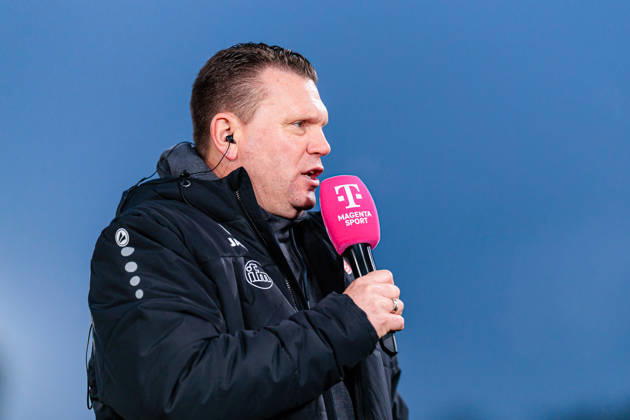 Uwe Koschinat Rot Weiss Essen, Head Coach in an interview with Magenta Sport GER, SC Verl vs Rot Weiss Essen, Football, 3 Liga, Matchday 18, Season 2025 2026, 13 12 2025 DFL Regulations prohibit any use of photographers as image sequences and or quasi video GER, SC Verl vs Rot Weiss Essen, Football, 3 Liga, Matchday 18, Season 2025 2026, 13 12 2025 Verl Copyright: xEibner-Pressefoto JanxRollingerx EP_JSK