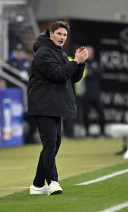 Coach Merlin Polzin Hamburger SV HSV on the sidelines clapping his hands in encouragement, applause gesture TSG 1899 Hoffenheim vs Hamburger SV HSV 13 12 2025 DFL REGULATIONS PROHIBIT ANY USE OF PHOTOGRAPHS AS IMAGE SEQUENCES AND OR QUASI VIDEO TSG 1899 Hoffenheim vs Hamburger SV HSV