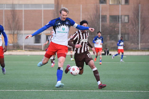Soccer I Men I Season 2025 2026 I Regionalliga Nord I 16 Matchday I Hamburger SV II U21 FC St Pauli II U23 I 13 12 2025 Lukas Leonard Bornschein 4, HSV, team captain , Haron Sabah 17, FCSP For editorial use only Hamburg Stadion Hoheluft, Lokstedter Steindamm 87 Hamburg Germany Copyright: xLobeca RobertoxSeidelx