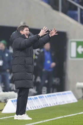 Merlin Polzin coach, head coach, HSV , gives instructions, gestures, gesticulates with arms, cropped, full body, single image, single photo, action, action, on the sidelines, on the sidelines, is angry, shouts, screams, screaming, 13 12 2025, Sinsheim Germany , Soccer, Bundesliga, TSG 1899 Hoffenheim Hamburger SV, DFB DFL REGULATIONS PROHIBIT ANY USE OF PHOTOGRAPHS AS IMAGE SEQUENCES AND OR QUASI VIDEO xozx