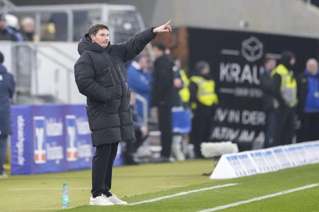 Merlin Polzin coach, head coach, HSV , gives instructions, gestures, gesticulates with arms, cropped, full body, single image, single photo, action, action, 13 12 2025, Sinsheim Germany , football, Bundesliga, TSG 1899 Hoffenheim Hamburger SV, DFB DFL REGULATIONS PROHIBIT ANY USE OF PHOTOGRAPHS AS IMAGE SEQUENCES AND OR QUASI VIDEO xozx