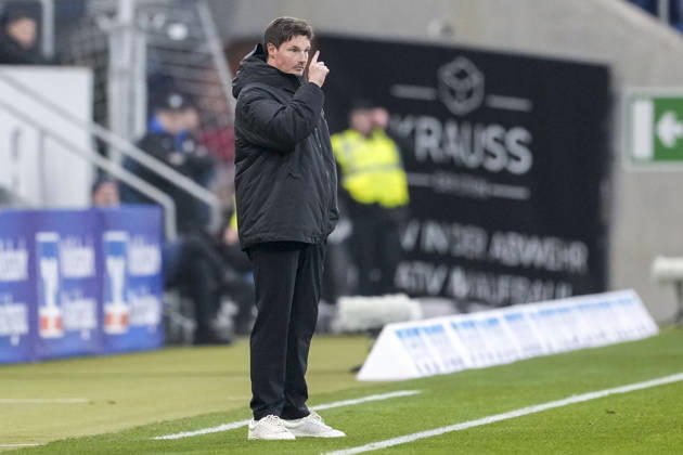 Merlin Polzin coach, head coach, HSV , gives instructions, gestures, gesticulates with arms, cropped, full body, single image, single photo, action, action, 13 12 2025, Sinsheim Germany , football, Bundesliga, TSG 1899 Hoffenheim Hamburger SV, DFB DFL REGULATIONS PROHIBIT ANY USE OF PHOTOGRAPHS AS IMAGE SEQUENCES AND OR QUASI VIDEO xozx