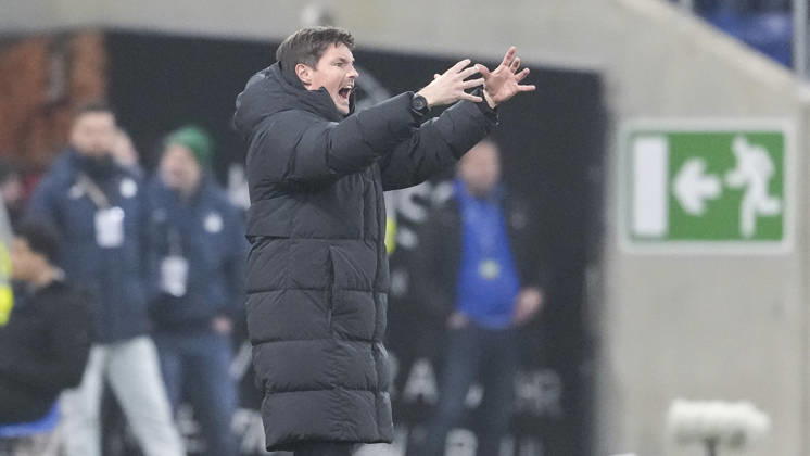 Merlin Polzin coach, head coach, HSV , gives instructions, gestures, gesticulates with arms, single image, single photo, action, action, on the sidelines, on the sidelines, is angry, shouts, screams, screaming, screaming, 13 12 2025, Sinsheim Germany , Football, Bundesliga, TSG 1899 Hoffenheim Hamburger SV, DFB DFL REGULATIONS PROHIBIT ANY USE OF PHOTOGRAPHS AS IMAGE SEQUENCES AND OR QUASI VIDEO xozx