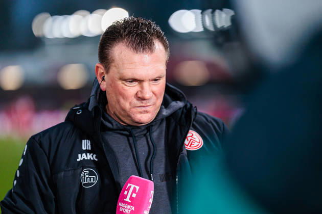 Uwe Koschinat Rot Weiss Essen, Head Coach in an interview with Magenta Sport GER, SC Verl vs Rot Weiss Essen, Football, 3 Liga, Matchday 18, Season 2025 2026, 13 12 2025 DFL Regulations prohibit any use of photographers as image sequences and or quasi video GER, SC Verl vs Rot Weiss Essen, Football, 3 Liga, Matchday 18, Season 2025 2026, 13 12 2025 Verl Copyright: xEibner-Pressefoto JanxRollingerx EP_JSK