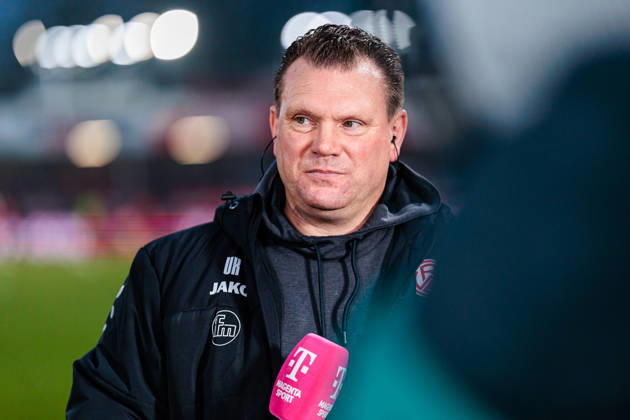 Uwe Koschinat Rot Weiss Essen, Head Coach in an interview with Magenta Sport GER, SC Verl vs Rot Weiss Essen, Football, 3 Liga, Matchday 18, Season 2025 2026, 13 12 2025 DFL Regulations prohibit any use of photographers as image sequences and or quasi video GER, SC Verl vs Rot Weiss Essen, Football, 3 Liga, Matchday 18, Season 2025 2026, 13 12 2025 Verl Copyright: xEibner-Pressefoto JanxRollingerx EP_JSK