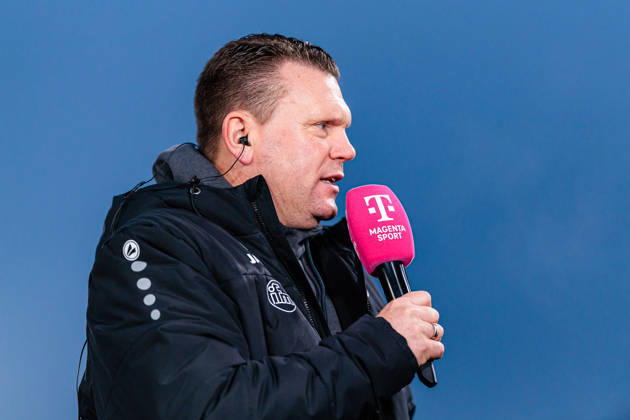 Uwe Koschinat Rot Weiss Essen, Head Coach in an interview with Magenta Sport GER, SC Verl vs Rot Weiss Essen, Football, 3 Liga, Matchday 18, Season 2025 2026, 13 12 2025 DFL Regulations prohibit any use of photographers as image sequences and or quasi video GER, SC Verl vs Rot Weiss Essen, Football, 3 Liga, Matchday 18, Season 2025 2026, 13 12 2025 Verl Copyright: xEibner-Pressefoto JanxRollingerx EP_JSK