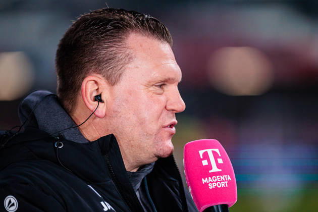 Uwe Koschinat Rot Weiss Essen, Head Coach in an interview with Magenta Sport GER, SC Verl vs Rot Weiss Essen, Football, 3 Liga, Matchday 18, Season 2025 2026, 13 12 2025 DFL Regulations prohibit any use of photographers as image sequences and or quasi video GER, SC Verl vs Rot Weiss Essen, Football, 3 Liga, Matchday 18, Season 2025 2026, 13 12 2025 Verl Copyright: xEibner-Pressefoto JanxRollingerx EP_JSK